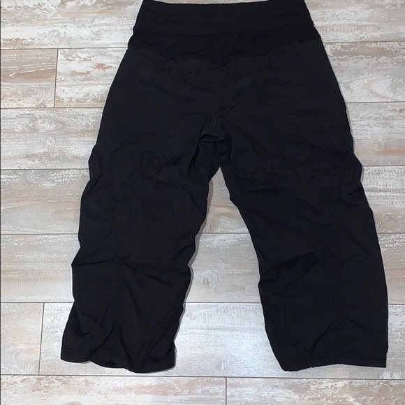 Lululemon size 4 crop draw string - Picture 3 of 3